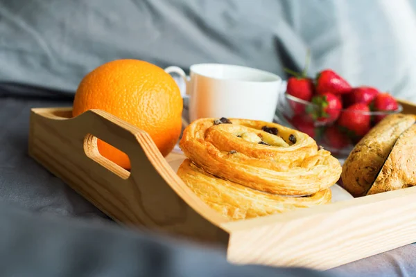 Morgon frukost träbricka kaffe bulle orange — Stockfoto