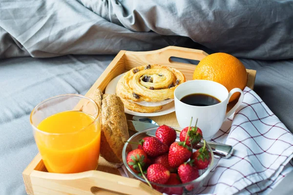 Desayuno por la mañana Bandeja de madera pan de café naranja — Foto de Stock