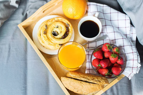 Morning breakfast Wooden tray coffee bun orange — Stock Photo, Image