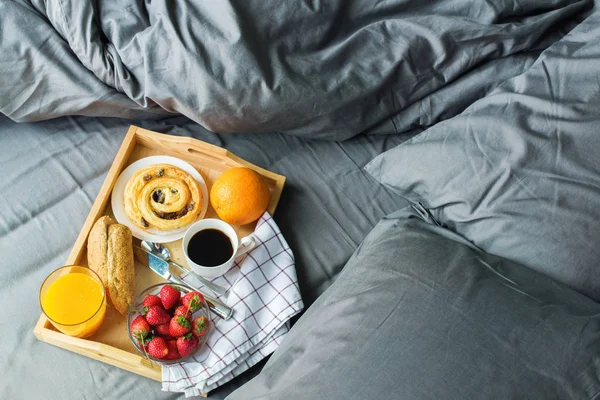 Morning breakfast Wooden tray coffee bun orange — Stock Photo, Image
