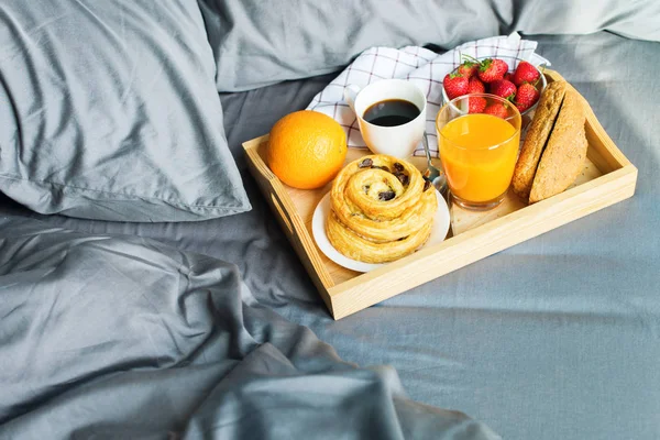 Mattina colazione Vassoio di legno caffè panino arancione — Foto Stock