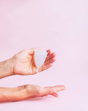 Pembe bir arka plan üzerinde adet cup. Alternatif ürün