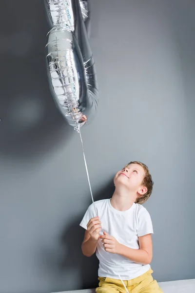 幸せな少年バルーン番号 8 誕生日灰色の壁 — ストック写真