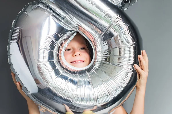 Happy Boy Ballon Nummer 8 Geburtstag graue Wand — Stockfoto