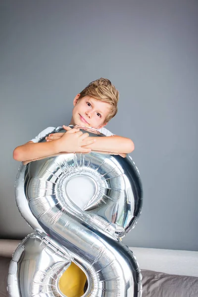 Szczęśliwy chłopiec ballon numer 8 urodziny szare ściany — Zdjęcie stockowe