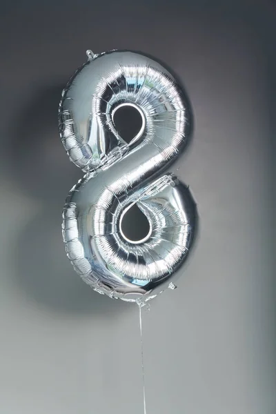 Серебряный шарик номер 8 в честь дня рождения — стоковое фото