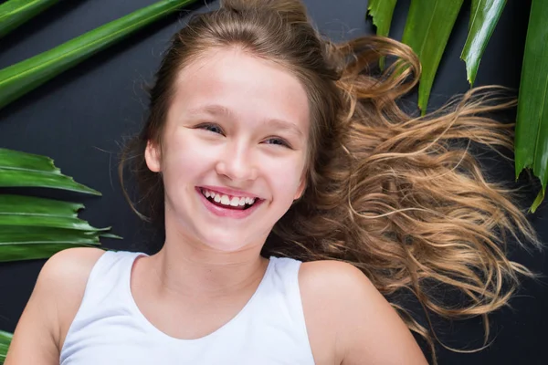 Glücklich lächelnde junge Mädchen natürliche schöne Palme — Stockfoto