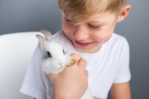 Pequeño niño blanco camiseta y conejo enano domesticado — Foto de Stock