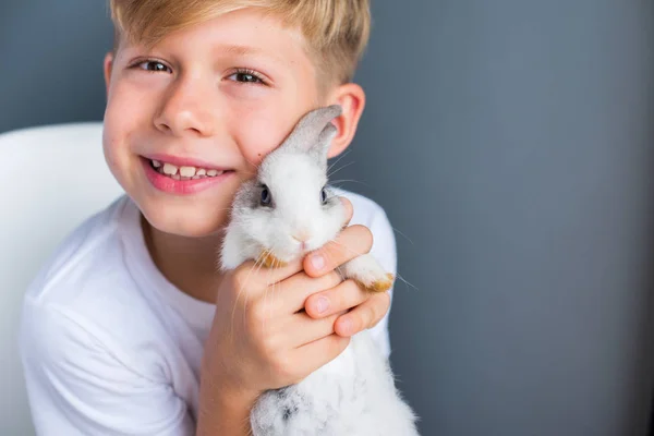 Μικρό αγόρι λευκό tshirt και εξημερωμένος νάνος κουνέλι — Φωτογραφία Αρχείου