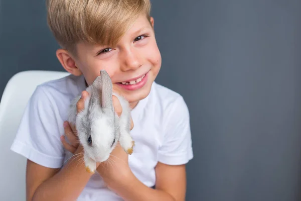 Petit garçon blanc T-shirt et lapin nain apprivoisé — Photo