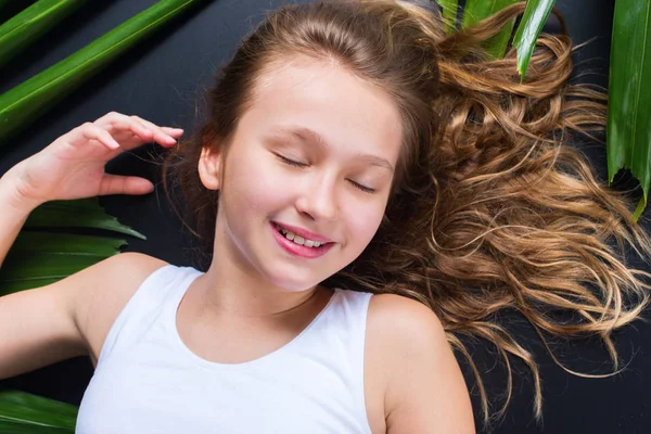 Glücklich lächelnde junge Mädchen natürliche schöne Palme — Stockfoto