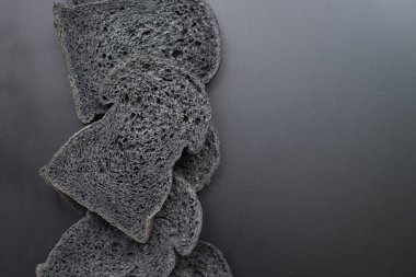 Siyah arka plan üzerinde organik biyo kömür ekmek