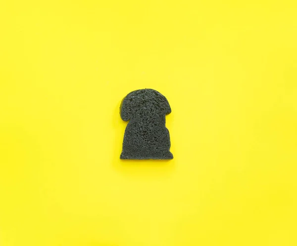 Органічний біо вугільний хліб на жовтому фоні — стокове фото