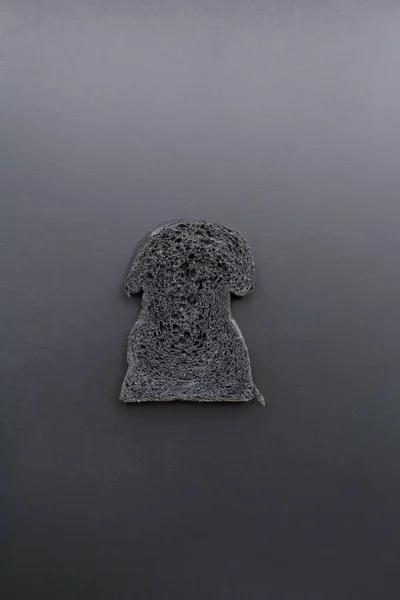 Siyah arka plan üzerinde organik biyo kömür ekmek — Stok fotoğraf