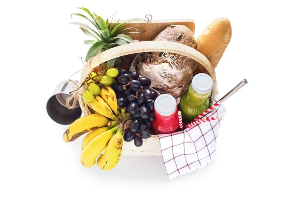 Cesta llena de alimentos y frutas para el picnic de verano — Foto de Stock