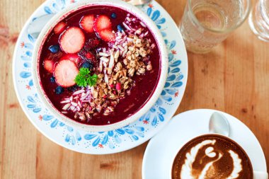 Çilek smoothie kase tahıl fındık taze meyve