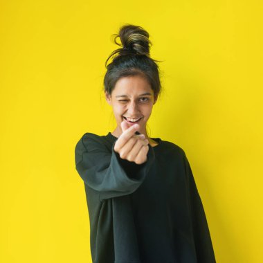 Minik kalp aşk el hareketi Parmaklar kalp katlanmış