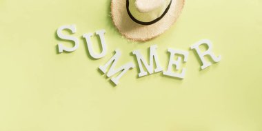 Yaz saati birim harflerinin ve saman erkek şapkası