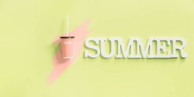 Yaz saati birim harflerinin cam suyu ile kağıt.