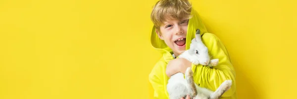 Konzept gelb auf gelb Wand. glücklicher kleiner Junge — Stockfoto