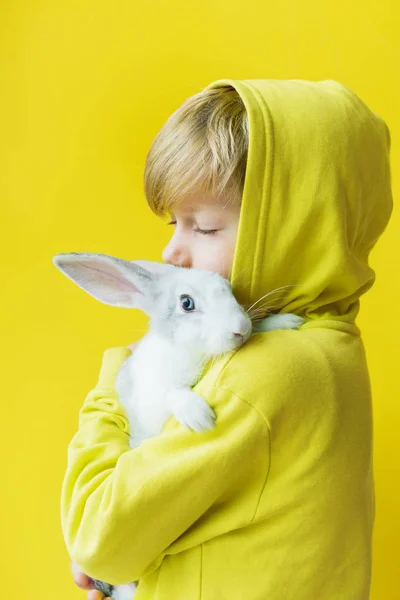 Concepto amarillo en la pared amarilla. Niño feliz. — Foto de Stock