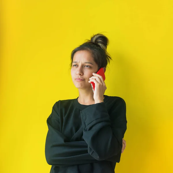 Fröhlich junge Brünette asiatische Mädchen Handy — Stockfoto