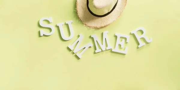 Letras de volume de tempo de verão e chapéu de homem de palha — Fotografia de Stock