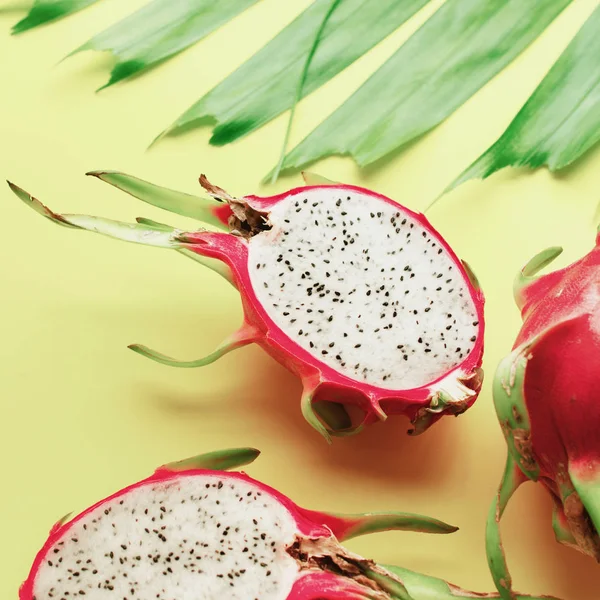 Yeşil arka plan üzerinde Pitahaya tropikal meyveler. Ham