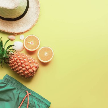 Plaj şeyler aksesuarları sıcak sezon ayarlayın. Hasır şapka