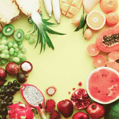 Yeşil gökkuşağı farklı tropikal meyve yuvarlak