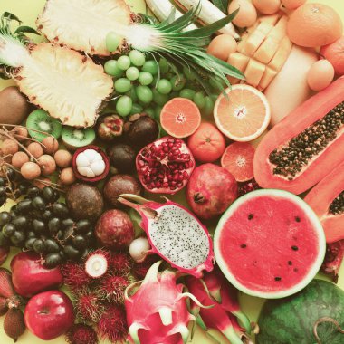 Gökkuşağı farklı tropikal meyve yuvarlak fram yeşil