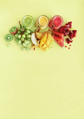 Suları güler yüzlü kırmızı yeşil sarı tropik meyveler