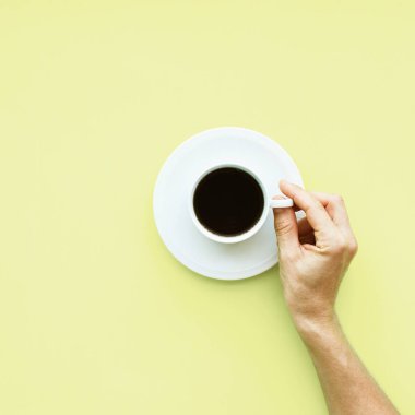 Beyaz fincan taze kahve sağlıksız gıda üst