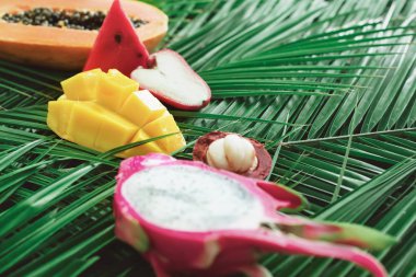 Çiğ beslenme diyet kavramı farklı tropikal meyveler