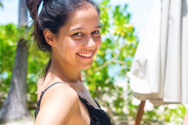 Portre güzel romantik kadın lacy elbise plaj