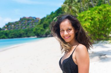 Portre güzel romantik kadın lacy elbise plaj