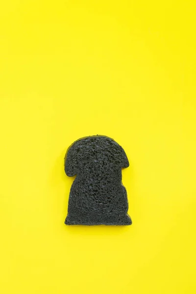 Szerves bio szén kenyér sárga háttér — Stock Fotó