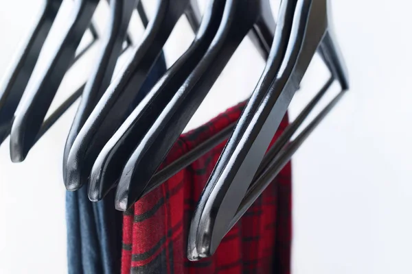 Coisas de cor vermelha e azul no trilho de roupas aberto — Fotografia de Stock