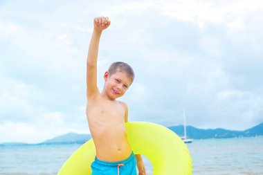 Mutlu çocuk yüzme şort sarı tutan hasır şapka