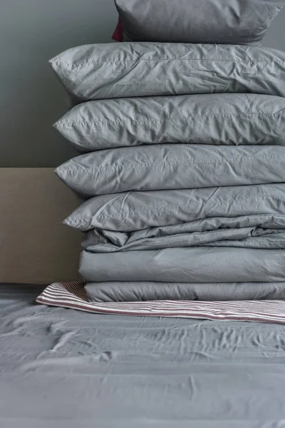 Identiska nyanser kuddar stack textilier sängkläder — Stockfoto