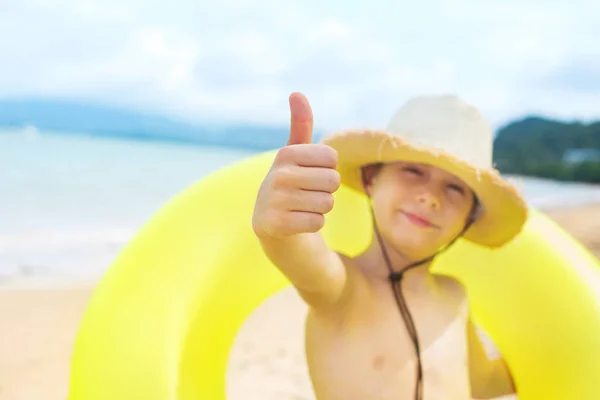Felice ragazzo cappello di paglia che tiene anello galleggiante giallo — Foto Stock