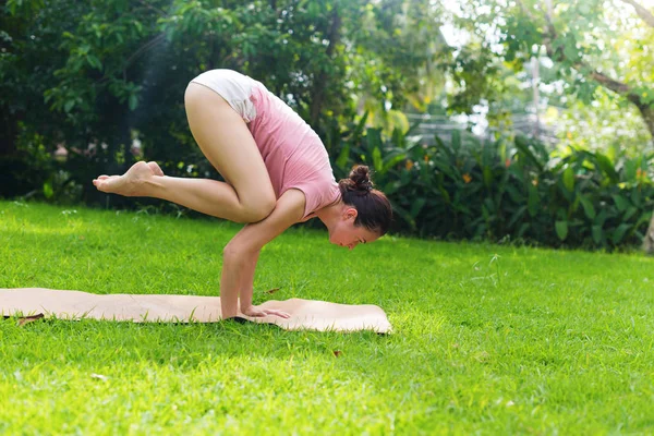 Fille faire du yoga en plein air sur prairie naturelle Image En Vente