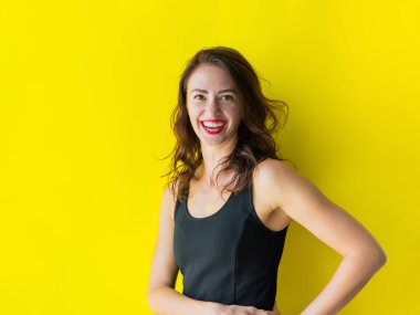 Genç kadın siyah gress gülümseyerek coquetting poz