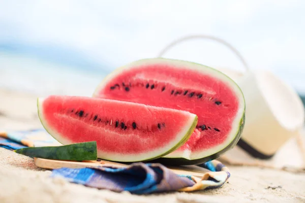 夏天在海滩上野餐的时间。淡水瓜 — 图库照片