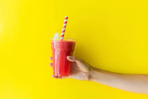 Kobieta ręka trzyma szklankę wody melon smoothie — Zdjęcie stockowe