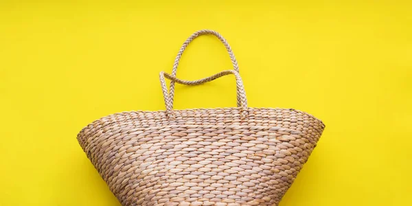 Straw wattled rattan bag yellow background. Woman — Stock Photo, Image