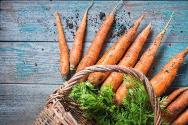 Wattled sepet üst görünüm ahşap Organik havuç