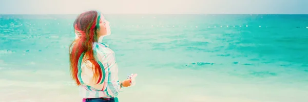 美丽的年轻女孩站在沙滩上看海 — 图库照片