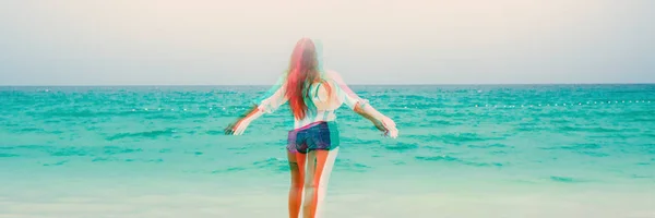 Vacker ung flicka stående på stranden ser havet — Stockfoto