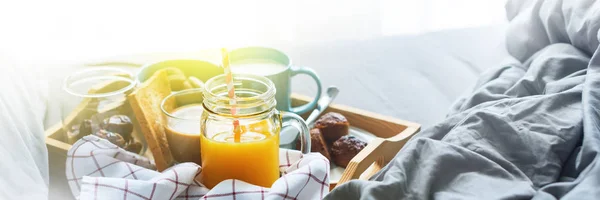 Sabah kahvaltısı Portakal suyu kahve sütlü muffin — Stok fotoğraf